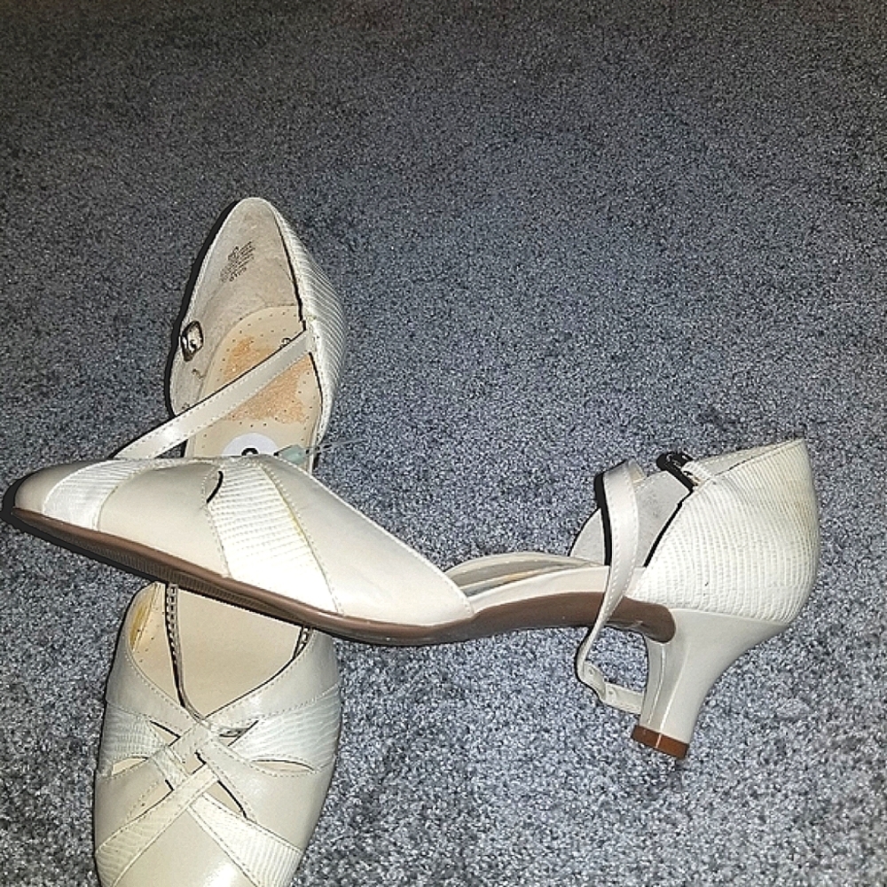 BRAND NEW Easy Spirit ankle strap Beige women girl shoe 8 comfort heel